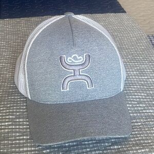 Hooey fitted baseball hat. Great condition. Gray and white. Fitted. Size S-M